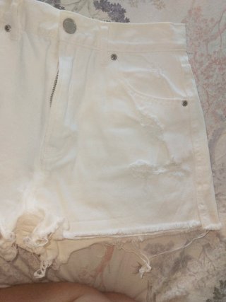 Pantalón corto vaquero blanco desgastado