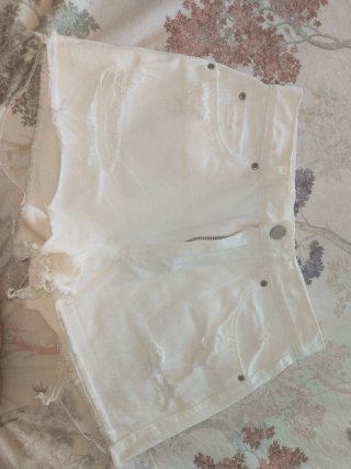 Pantalón corto vaquero blanco desgastado