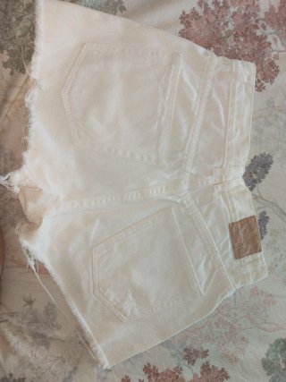 Pantalón corto vaquero blanco desgastado