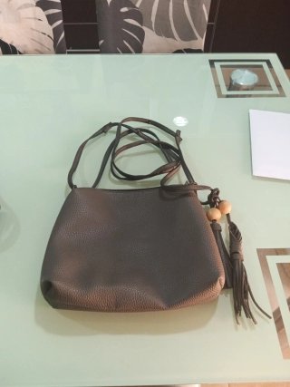 Bolso gris con flecos