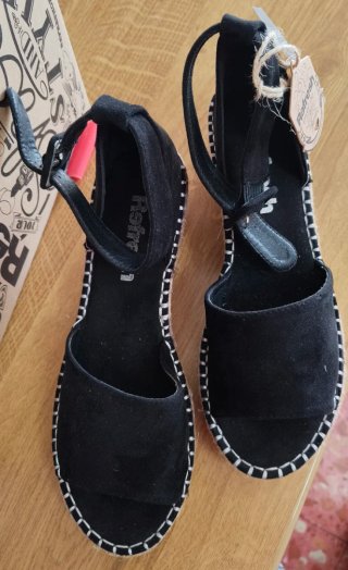 Sandalias Refresh Negras con Cuña de Esparto