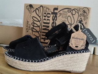 Sandalias Refresh Negras con Cuña de Esparto