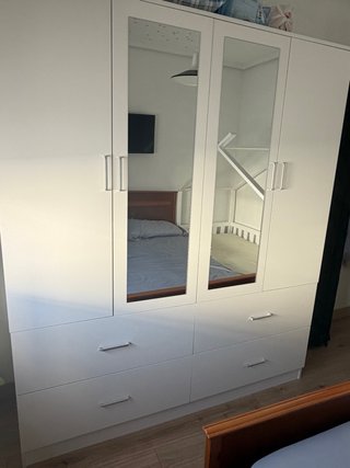Armario blanco con puertas de espejo