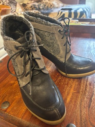 Scarponcini Geox pelle nera e feltro
