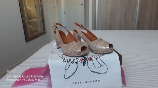 Zapatos de tacón Chie Mihara beige y dorado