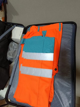 Pantalón de trabajo naranja y turquesa