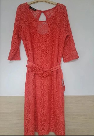 Vestido coral KIRA encaje manga 3/4 con cinturón