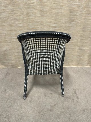Sedia in vimini nera e bianca con design