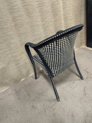 Sedia in vimini nera e bianca con design