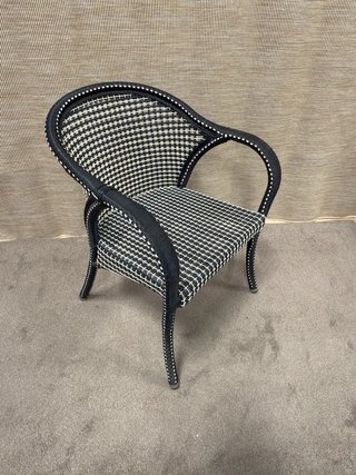 Sedia in vimini nera e bianca con design