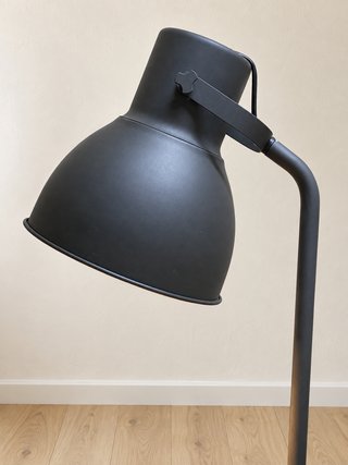 Lámpara de pie IKEA HEKTAR gris industrial