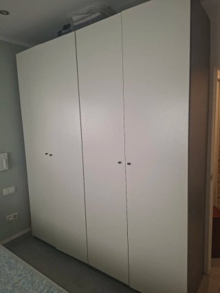 Armario IKEA 4 puertas blanco y gris