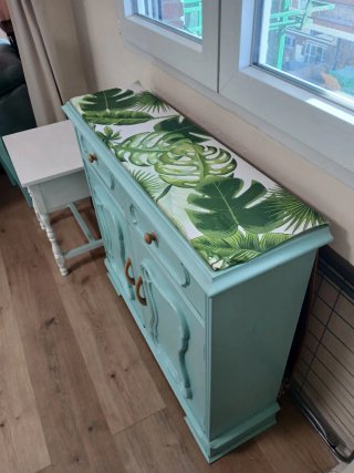Taquillón/Zapatero verde con estampado tropical