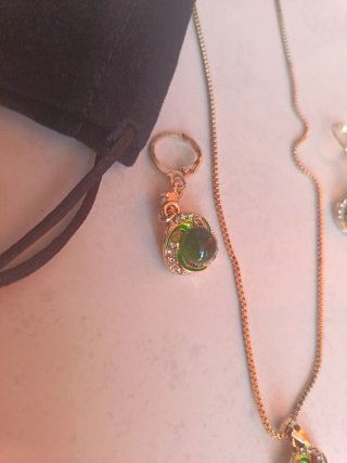 Conjunto de bisutería dorado y verde