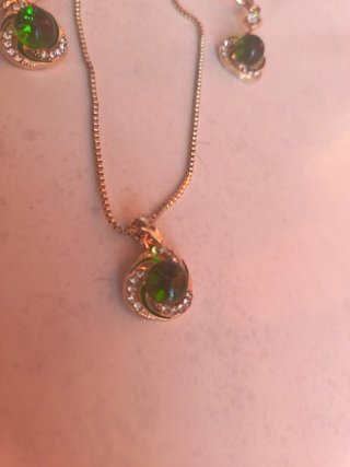 Conjunto de bisutería dorado y verde