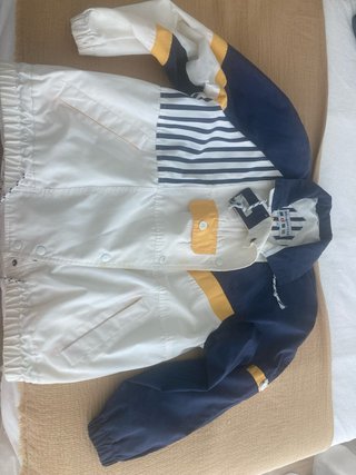 Cazadora azul y blanca