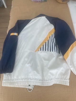 Cazadora azul y blanca