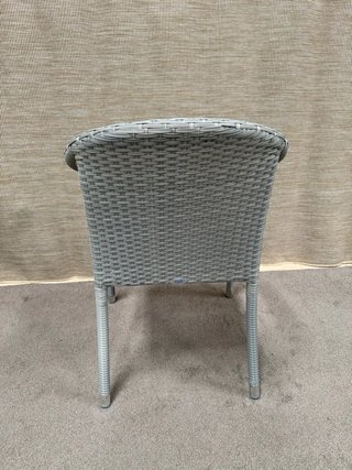Sedia in rattan per terrazza grigia