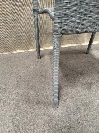 Sedia in rattan per terrazza grigia