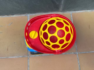 Camión de Juguete con Pelota