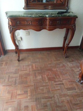 Aparador de madera y mármol