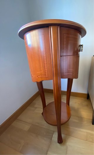 Mesa auxiliar en madera de nogal.