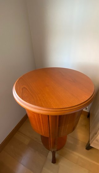 Mesa auxiliar en madera de nogal.