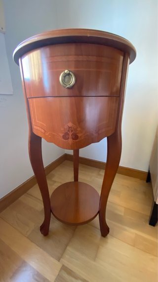 Mesa auxiliar en madera de nogal.