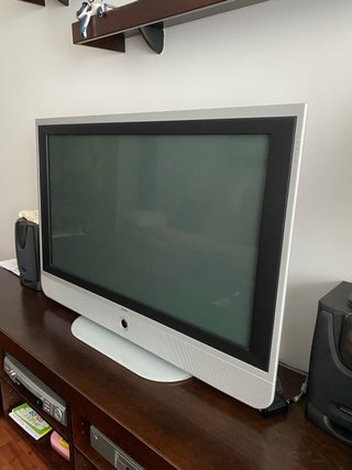 Televisor Loewe 40' Plata y Negro