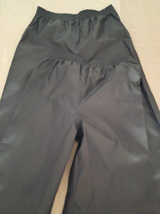 Pantalones impermeables negros