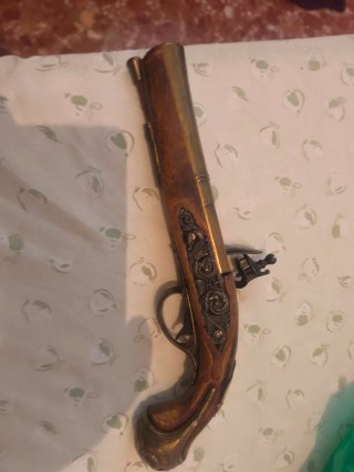Pistola antigua decorativa