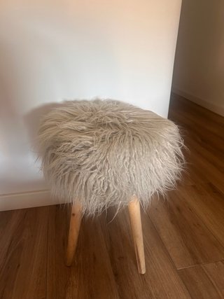 Taburete pelo beige y madera.