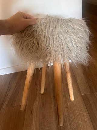 Taburete pelo beige y madera.