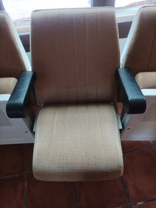 3 Poltroncine da cinema marroni e bianche