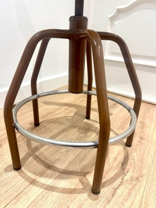 Taburete industrial con respaldo