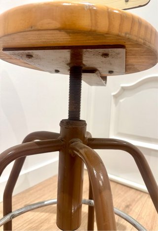 Taburete industrial con respaldo