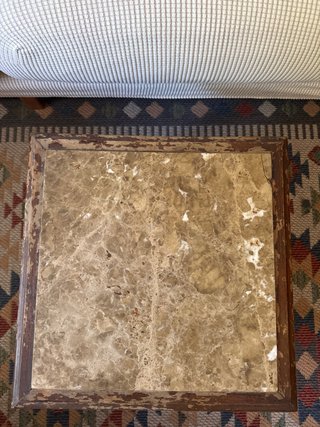 Mesa auxiliar mármol y madera tallada