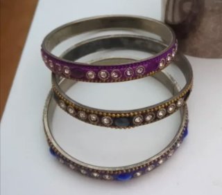 3 pulseras con pedrería Azul, Morado y Negra