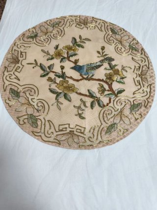 Almohadas redondas de seda bordadas