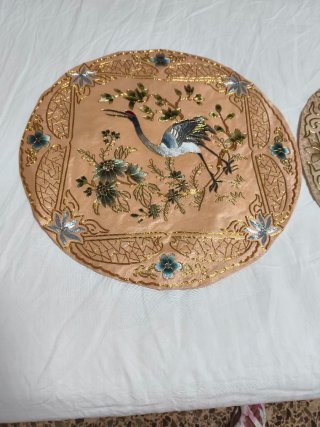 Almohadas redondas de seda bordadas