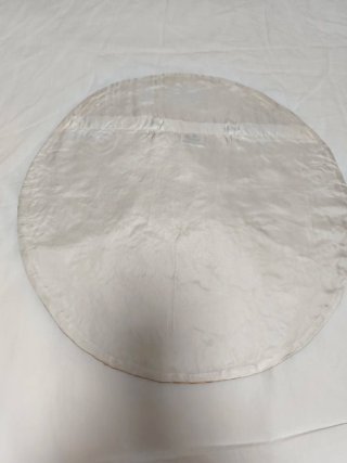 Almohadas redondas de seda bordadas