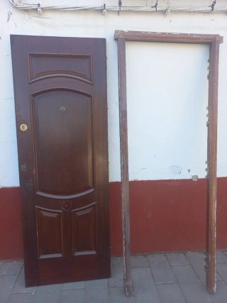 Puerta de madera oscura con marco