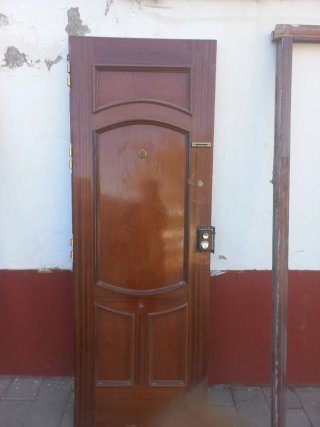 Puerta de madera oscura con marco