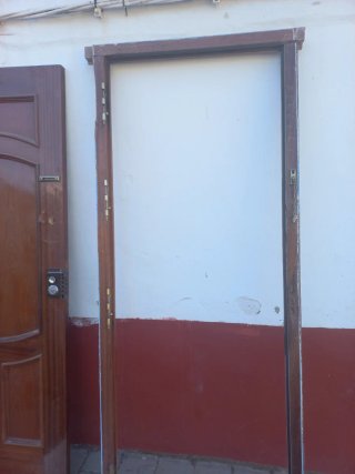 Puerta de madera oscura con marco