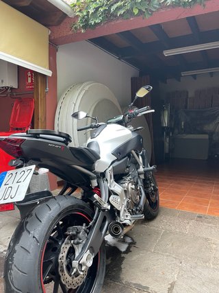 Yamaha MT-07 Blanca y Negra