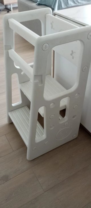 Torre de aprendizaje infantil blanca