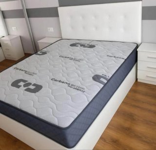 Cama con colchón y mesitas de noche