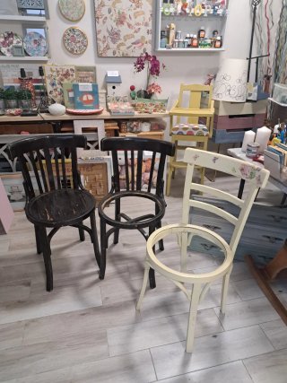 Sillas de madera negras estilo Thonet