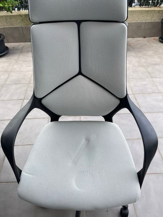 Silla de oficina ergonómica gris y negra