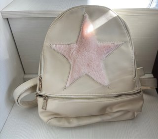 Mochila blanca con estrella rosa